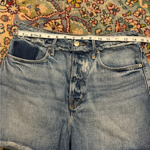 Good American Bombshell High Rise Jean Shorts Women’s 6/28 Medium Dark Wash 3” - Picture 6 of 9